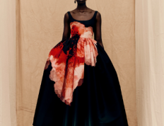 莎拉·伯顿的时尚传奇：回顾亚历山大·麦昆的经典造型