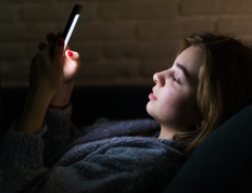 科技带来的不眠之害：手机在床头的隐患